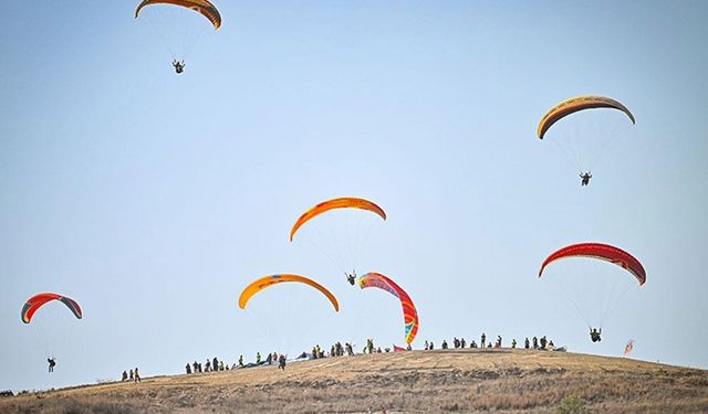 Adana'da 13. Kostümlü Yamaç Paraşütü Festivali başladı