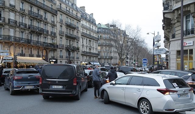 Paris'in merkezinde sınırlı trafik bölgesi uygulamasına geçildi