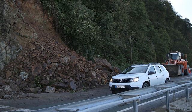 Karadeniz Sahil Yolu'nda heyelan sonrası çalışmalar sürüyor