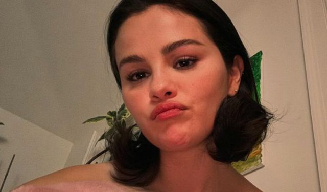 Selena Gomez iç çamaşırlarıyla poz verdi!