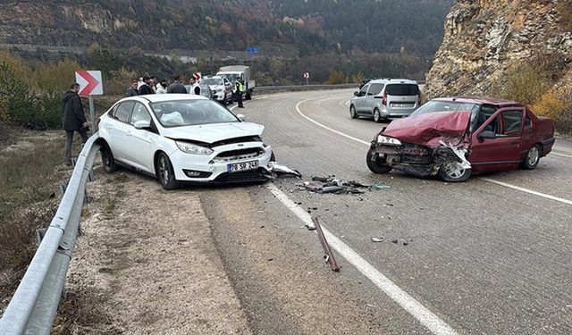 Karabük'te 2 otomobilin çarpıştığı kazada 8 kişi yaralandı