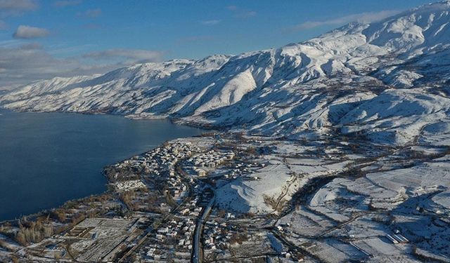 Hazar Gölü, çevresi karla kaplı manzarasıyla da ziyaretçilerine huzur veriyor