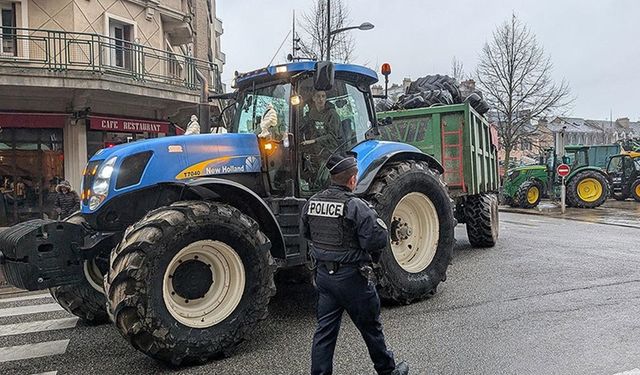 Fransa'da çiftçiler traktörleriyle Bordeaux Limanı'na erişimi engelledi