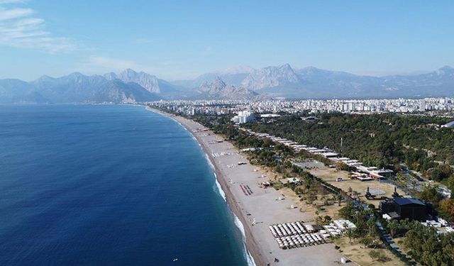 Antalya'da güneşli havayı fırsat bilenler denize girdi