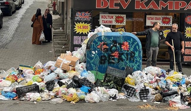 İzmir Buca'da işçilerin grevi nedeniyle sokaklarda çöp yığınları oluştu