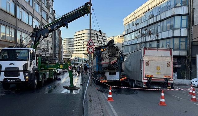 Güngören'de İSKİ kamyonu çalışma yaparken yol çöktü