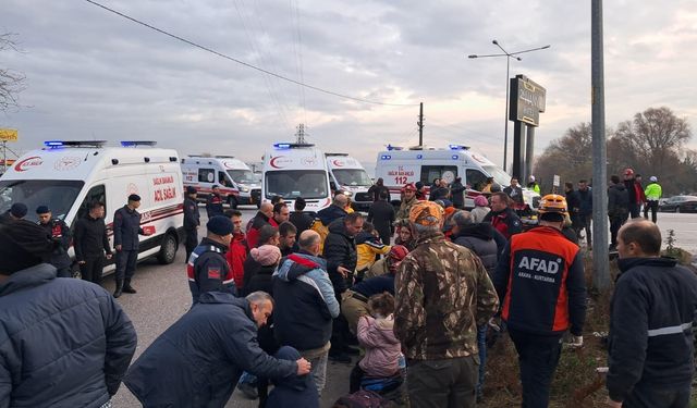 Balıkesir güne yine felaket haberiyle uyandı; okul servisi, tırla çarpıştı 26 yaralı var!