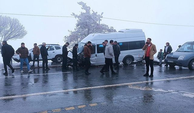 Bitlis'te 20 aracın karıştığı zincirleme trafik kazasında 33 kişi yaralandı