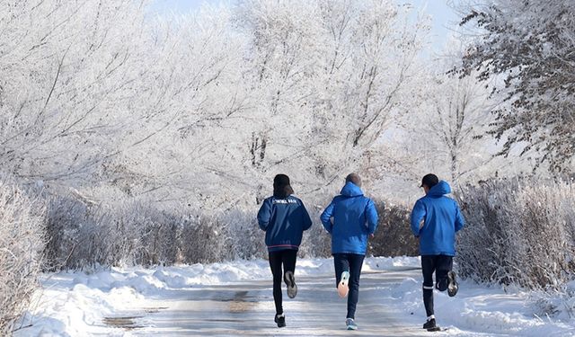 Atletler, donduran soğukta yüzleri kırağı tutsa da antrenman hızlarını kesmiyor