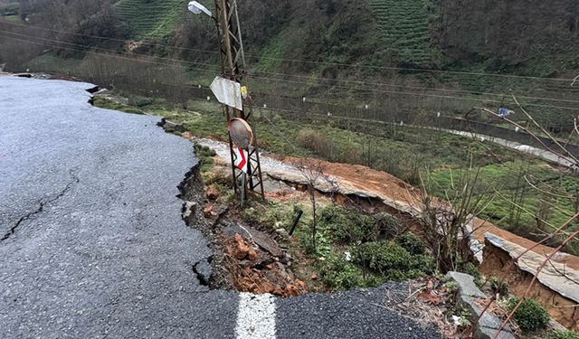 Rize'de heyelan: Yol ulaşıma kapandı