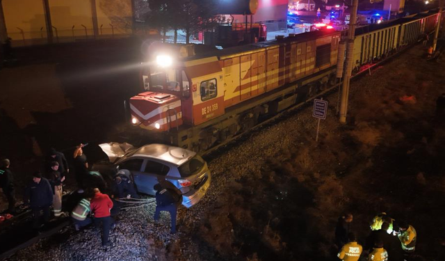 Kırıkkale'de faciaya ramak kaldı: Tren otomobili biçti!