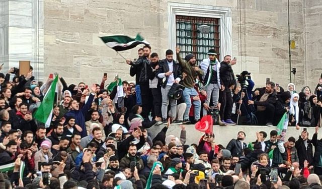 Esad düştü, Türkiye'deki Suriyeliler sokaklara döküldü! Fatih Camii'nde sevinç gösterileri...