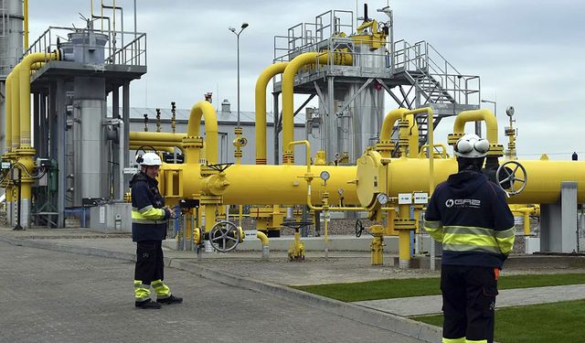 Rusya'da gaz fiyatları yarı yarıya düştü