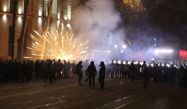 Gürcistan'da AB yanlısı göstericilerin hükümet karşıtı eylemlerine polis müdahale etti