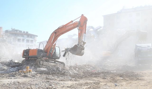 Kaçak inşa ettiği bina depremde yıkılınca 4 yakını öldü, kendisine de dava açıldı