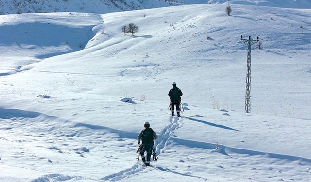 Doğu'da kesintisiz enerji için karlı yolları aşıyorlar