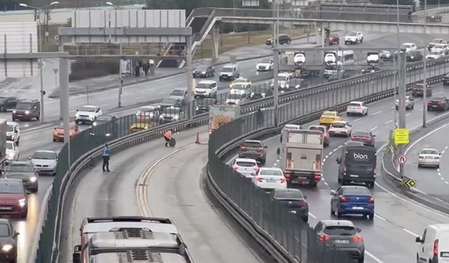 Fırlayan rögar kapağının kapısını kırdığı metrobüsten düşen yolcu yaralandı