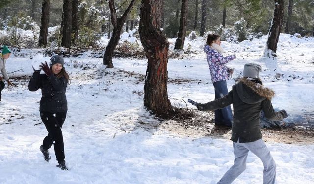 Kar İstanbul'dan önce Muğla'ya yağdı! Vatandaşlar kar topu oynamak için yollara düştü