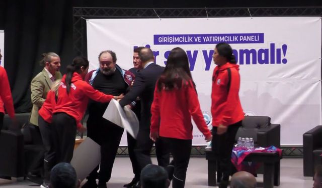 Nevzat Aydın plaket alırken fenalık geçirdi, salondaki panik anları kamerada