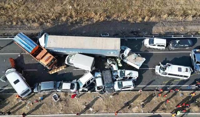 Van'daki zincirleme trafik kazalarına 35 araç karıştı