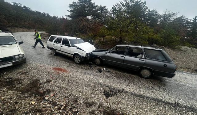 Dikkatsiz kaza: İki araç kafa kafaya girdi