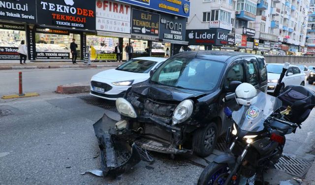 Antalya'da zincirleme kaza: Sıkışan trafikte duramadı, arkadan vurdu