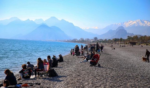 Antalya sahillerinde yoğunluk oldu