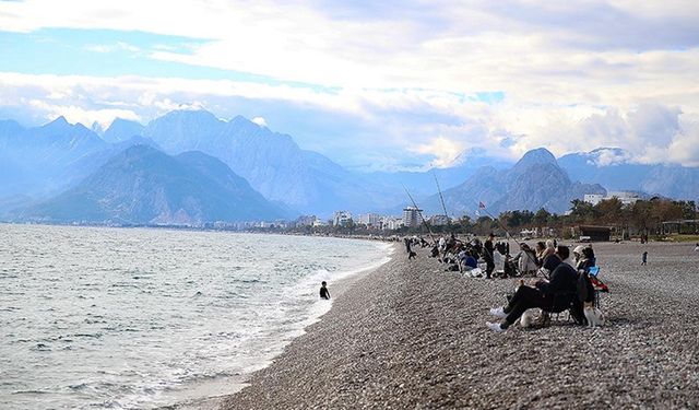 Antalya sahillerinde yeni yılın ilk hafta sonunda yoğunluk yaşandı