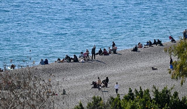 Antalya'da güneşli havayı fırsat bilenler sahillerde yoğunluk oluşturdu