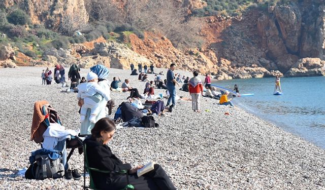 Antalya'da güneşli havayı fırsat bilenler sahillerde yoğunluk oluşturdu