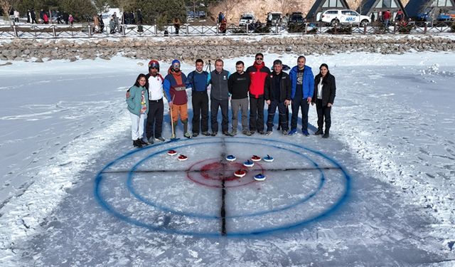 Erzincan'da donan göl üzerinde curling heyecanı