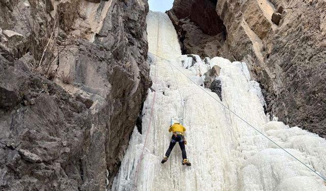 Donan şelaleye tırmanan dağcılar Kars'ın kış turizmine yeni bir soluk getirdi