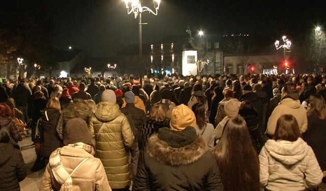 Karadağ'da 12 kişinin ölümüyle sonuçlanan saldırı sonrası gösteriler düzenlendi