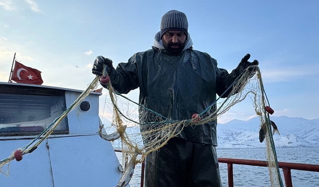 Van Gölü'nün mavi sularında 22 yıldır balıkçılık yaparak ailesini geçindiriyor