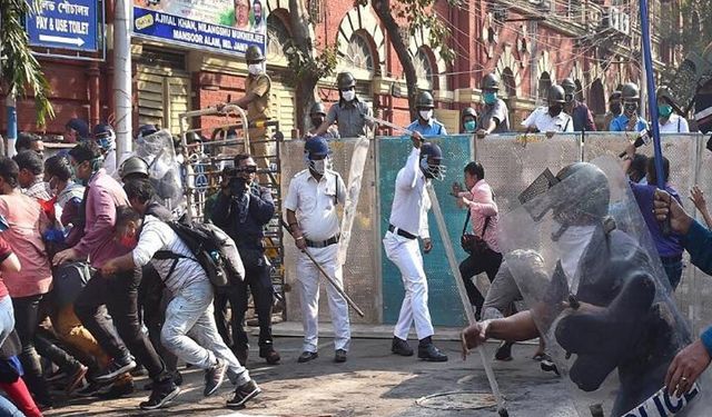 Hindistan'da bombalı saldırı: 8 polis öldü