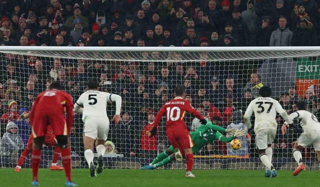 Lider Liverpool Manchester United'a takıldı