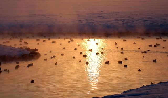 Kura Nehri'nde oluşan buharlaşma gün batımıyla görüntülendi