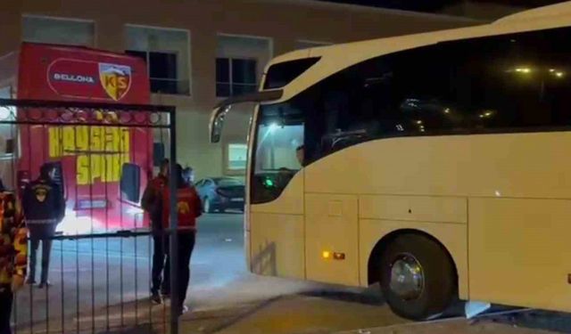 Kayserispor taraftarları tesislere giderek futbolcuları protesto etti