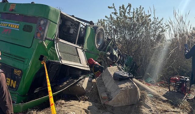 Katliam gibi kaza: Yolcu otobüsü devrildi