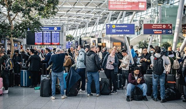 Olumsuz hava koşulları nedeniyle Frankfurt Havalimanı'nda 120 uçuş iptal edildi