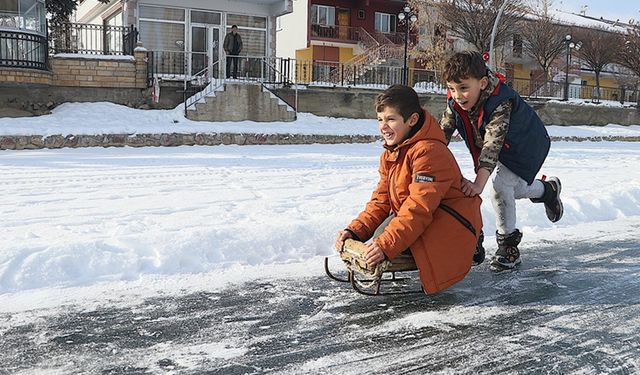 Buz tutan Çoruh Nehri'nde kızak keyfi