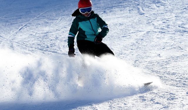 Snowboard tutkunu arkadaşlar, Palandöken'de zirveye çıkmak istiyor