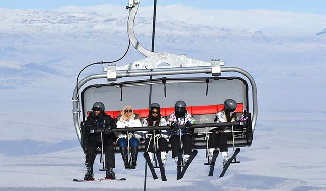 Sarıkamış Kayak Merkezi'nde turistlerin kayak keyfi devam ediyor