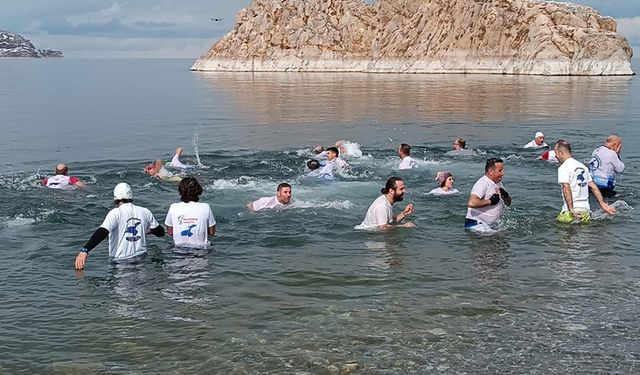 Dondurucu soğukta Van Gölü'ne girdiler