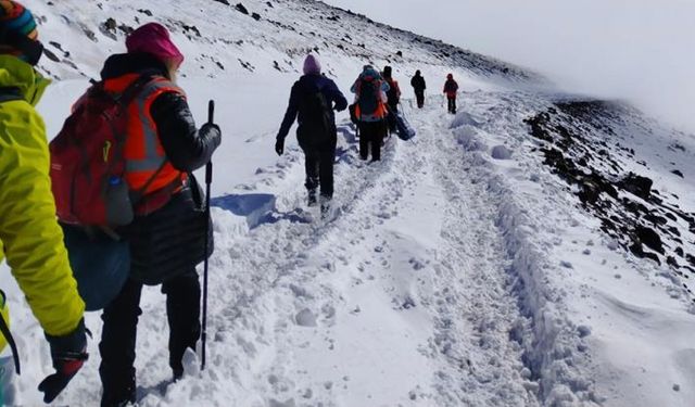 Kadına şiddete dikkat çekmek için Ağrı Dağı'na tırmandılar