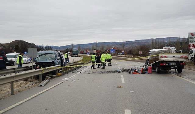 Çorum'da 4 aracın karıştığı trafik kazasında 2 kişi öldü, 5 kişi yaralandı