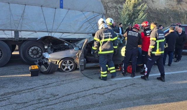 Tokat'ta felaket kaza: Tıra çarpan otomobilde can kaybı