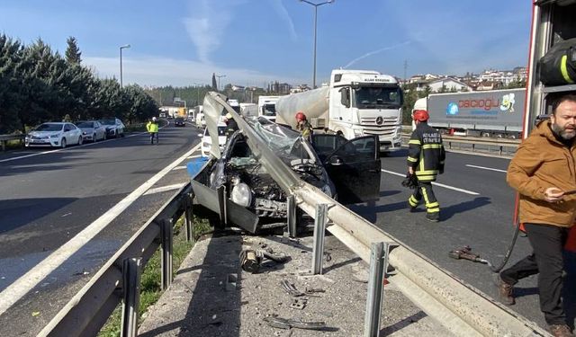 Yürekleri ağza getiren kaza: Otomobil bariyere saplandı