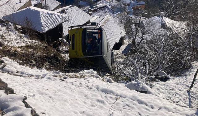 Buzlu yolda feci kaza: Belediye otobüsü yamaçtan aşağı yuvarlandı