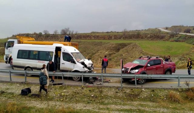 Korkunç kaza: Minibüs ile kafa kafaya girdi